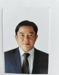 Ảnh có chứa Mặt người, người, cà vạt, trang phục

Nội dung do AI tạo ra có thể không chính xác.