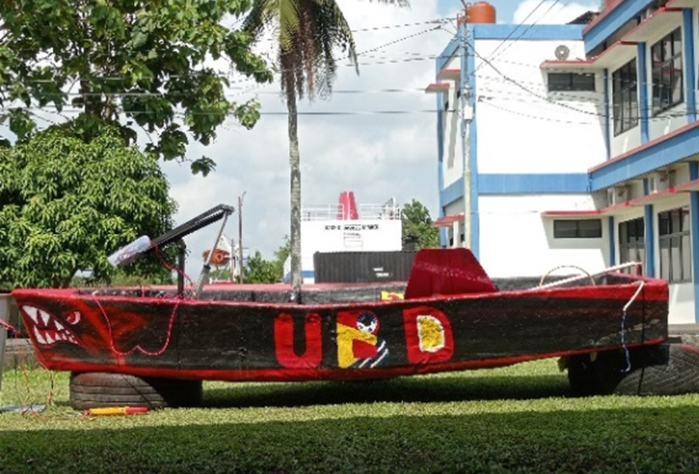 A boat on the grass

Description automatically generated