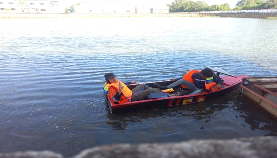 A group of people in a boat

Description automatically generated